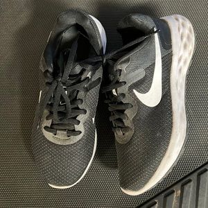 NIKE Black & White Sneakers Size 5